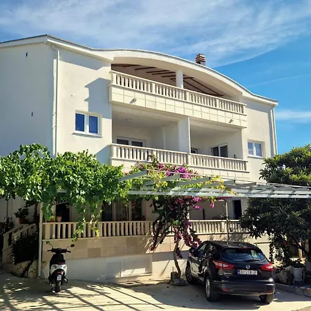 Angela Apartman *